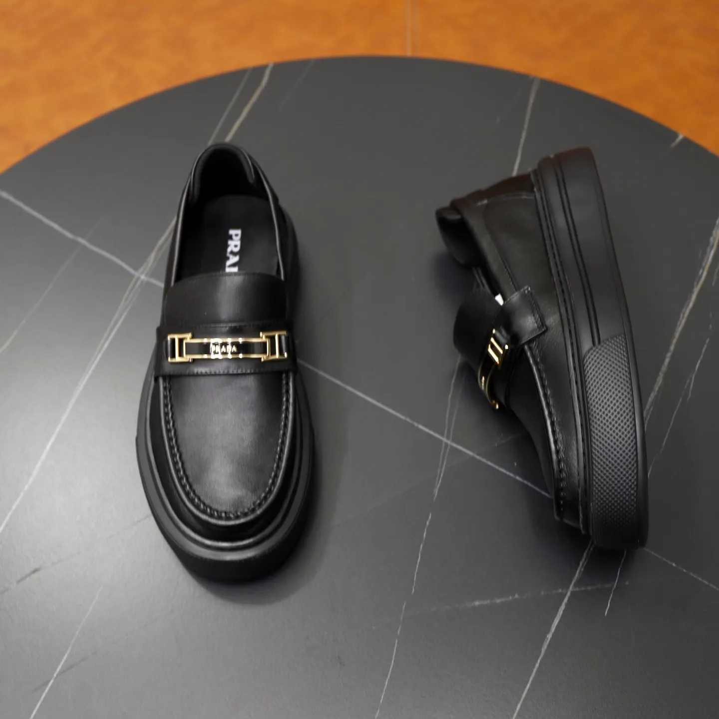 Ex-factory price: 500💰🙅‍♂️🙅‍♂️🙅‍♂️ Brand: PRADA Standard code: Men's code 38-44 (45 can be customized) Grade: Same style as the official website Original order quality Material: Original cowhide surface Comfortable lining Original outsole Style category: Men's fashionable casual leather shoes Distinguished big-name luxury elements Top luxury Color: Color of the actual picture